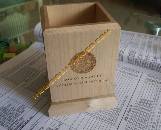 Lọ cắm bút thường được chọn làm quà tặng gỗ 20 tháng 11