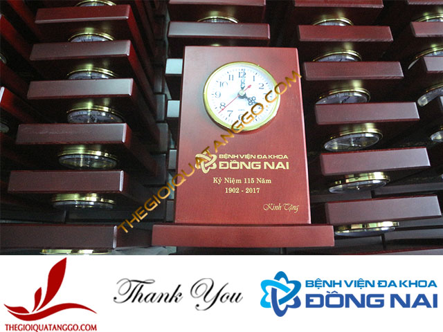 Bệnh viện Đa Khoa Đồng Nai đặt đồng hồ để bàn gỗ