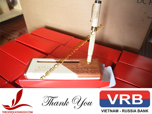 Bộ sản phẩm hộp bút gỗ và bút gỗ do Ngân hàng Liên doanh Việt Nga đặt