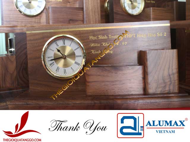 Đồng hồ gỗ walnut cao cấp khắc laser logo Công ty Alumax Việt Nam