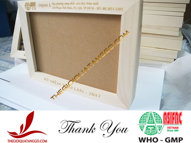Khung hình gỗ maple khắc laser logo và thông điệp của Công ty Thịnh Á