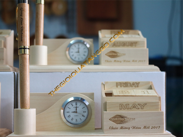 Lịch gỗ để bàn và bút gỗ của Gray Line Hạ Long