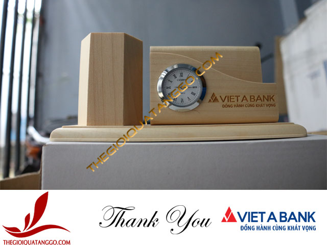 Ngân hàng Việt Á Bank đặt hộp lọ cắm bút gỗ có đồng hồ