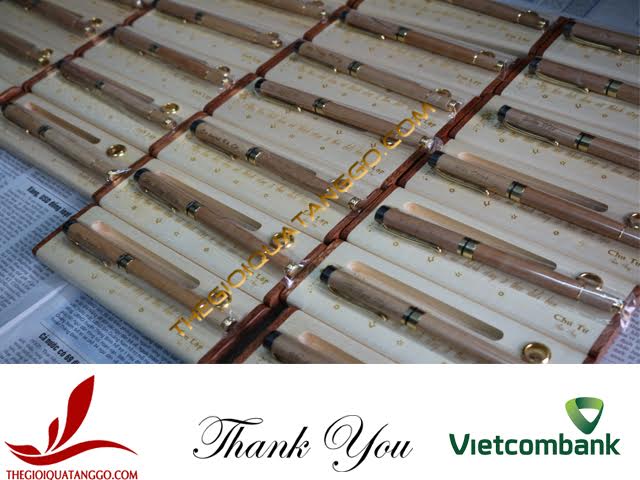 Ngân hàng Vietcombank Thủ Đức đặt hộp bút gỗ và bút gỗ gửi tặng nhân viên