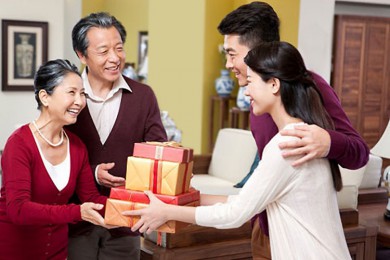 4 lưu ý giúp bạn chọn được món quà tặng tết ưng ý cho khách hàng
