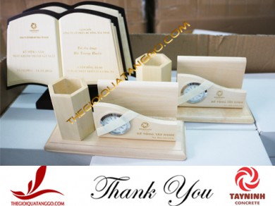 Khách Hàng Tiêu Biểu - Công Ty Cổ Phần Bê Tông Tây Ninh đặt hộp lọ cắm bút cho khách hàng và kỷ niệm chương cho nhân viên tiêu ưu tú