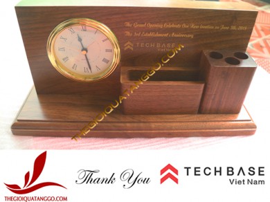 Khách hàng tiêu biểu – Công ty TNHH Techbase Việt Nam đặt đồng hồ để bàn kèm lọ cắm bút gỗ làm quà tặng nhân kỷ niệm 3 năm thành lập