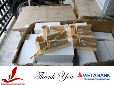 Ngân hàng TMCP Việt Á đặt hộp lọ cắm bút gỗ để bàn làm quà tặng cho nhân viên ngân hàng.