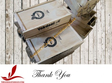 Thương hiệu rượu trái nhàu Yokdoni đặt hộp gỗ đựng rượu cho sản phẩm của mình.
