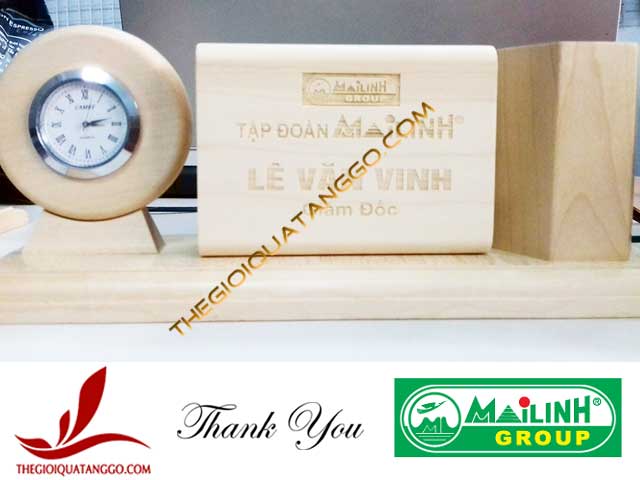 Tập đoàn Mai Linh đặt lọ cắm bút gỗ có đồng hồ làm quà tặng