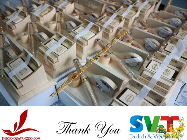 SVT đặt lịch gỗ để bàn và bút gỗ làm quà tặng cho khách hàng