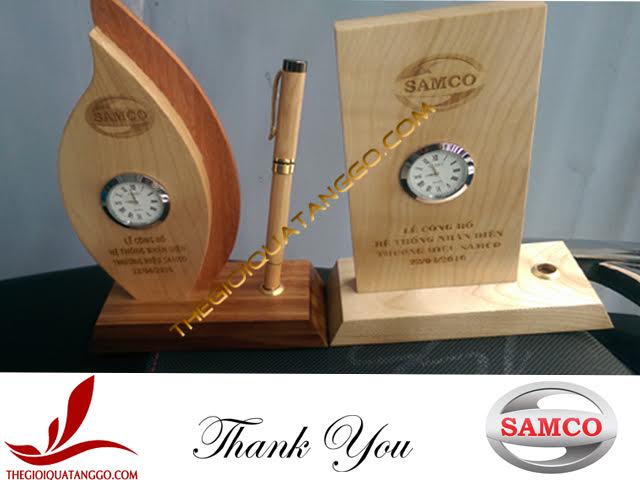 Công ty SamCo đặt kỷ niệm chương gỗ để bàn