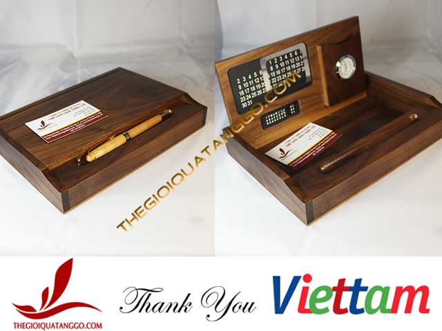 Công ty Việt Tâm đặt lịch gỗ walnut có đồng hồ làm quà tặng