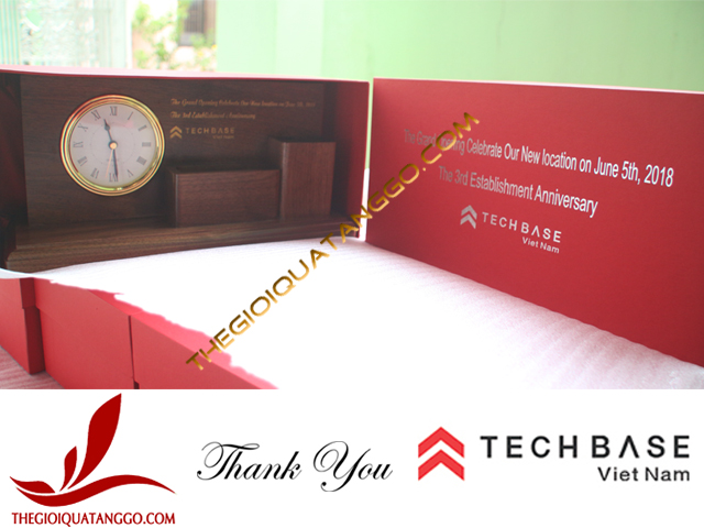 Công ty Techbase Việt Nam đặt đồng hồ gỗ để bàn
