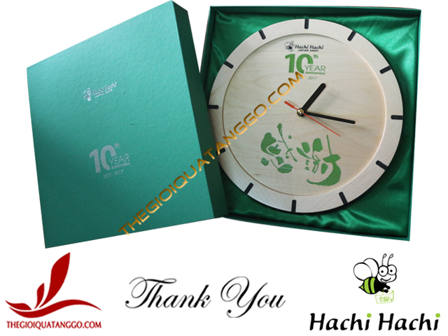Đồng hồ gỗ maple khắc logo nhũ màu của Hachi Hachi