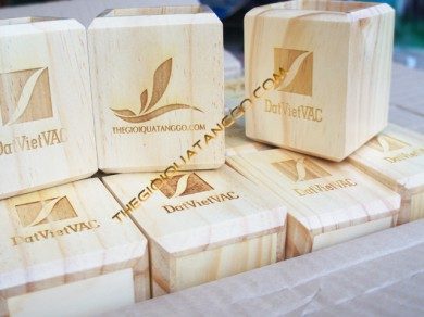 Bạn muốn tìm đơn vị trực tiếp sản xuất quà tặng gỗ khắc Laser logo thương hiệu tại TP HCM?