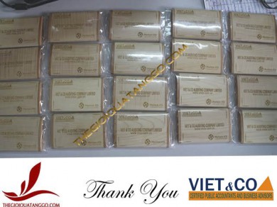 Công ty TNHH Viet & Co đặt hộp namecard gỗ cho nhân viên