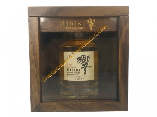 Hộp rượu gỗ HIBIKI 17 được làm từ gỗ Walnut cao cấp