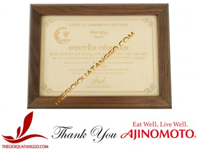 Khách hàng tiêu biểu – Công ty Ajinomoto Việt Nam đặt bằng khen gỗ làm quà tặng