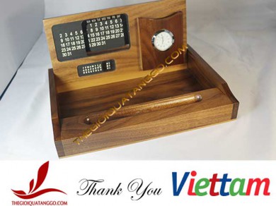 Khách hàng tiêu biểu – Công Ty TNHH MTV Vận Chuyển Thương Mại Việt Tâm đặt lịch gỗ walnut có đồng hồ để tặng khách hàng cao cấp