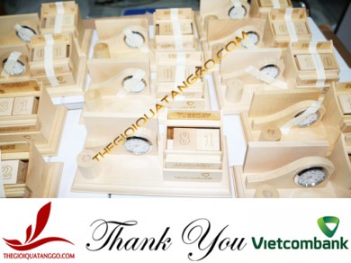Khách Hàng Tiêu Biểu - Ngân hàng thương mại VIETCOMBANK đặt lịch gỗ để bàn làm quà tặng