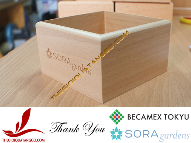 Khay gỗ beech đựng hóa mỹ phẩm khắc laser logo Sora gardens Khay gỗ beech đựng hóa mỹ phẩm khắc laser logo Sora gardens