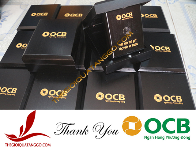 OCB đặt hộp gỗ gắn đồng tiền vàng OCB đặt hộp gỗ gắn đồng tiền vàng