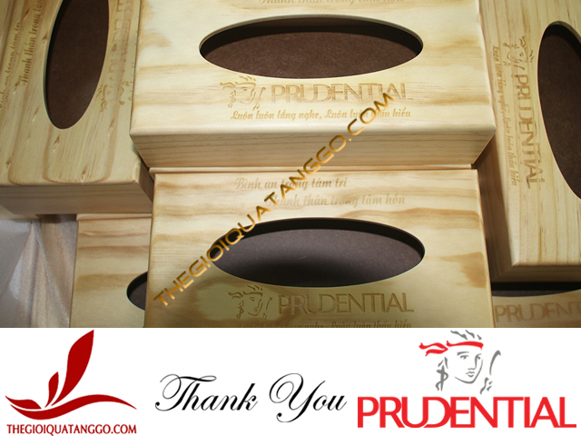 Hộp khăn giấy gỗ thông tự nhiên do Công Ty Prudential Việt Nam đặt