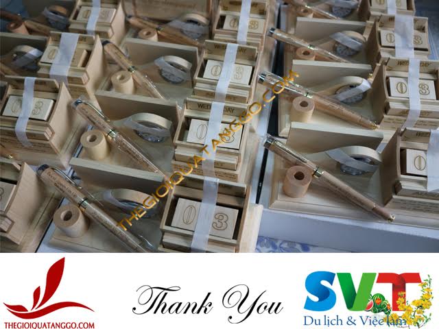 Bút gỗ và lịch gỗ để bàn được khắc laser trên bề mặt gỗ Bút gỗ và lịch gỗ để bàn được khắc laser trên bề mặt gỗ