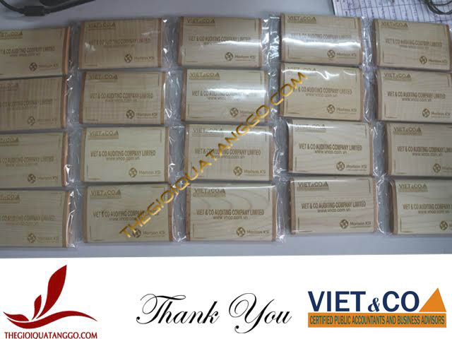 Công ty TNHH Viet & Co đặt hộp namecard gỗ cho nhân viên Công ty TNHH Viet & Co đặt hộp namecard gỗ cho nhân viên