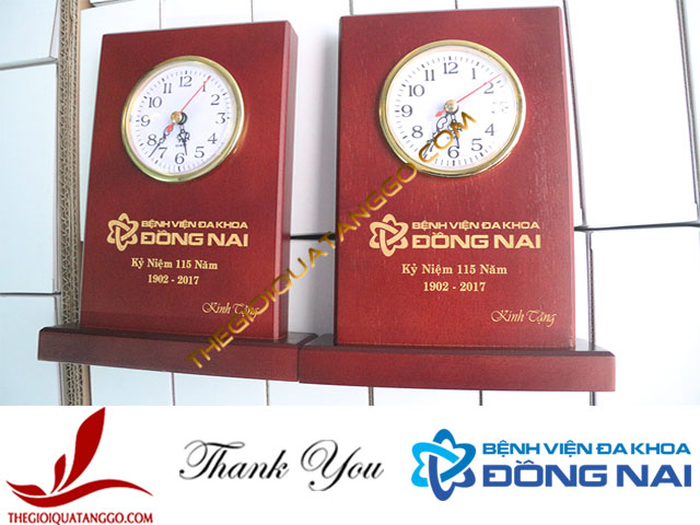 Đồng hồ gỗ để bàn sơn màu khắc laser logo của Bệnh viện Đa Khoa Đồng Nai Đồng hồ gỗ để bàn sơn màu khắc laser logo của Bệnh viện Đa Khoa Đồng Nai