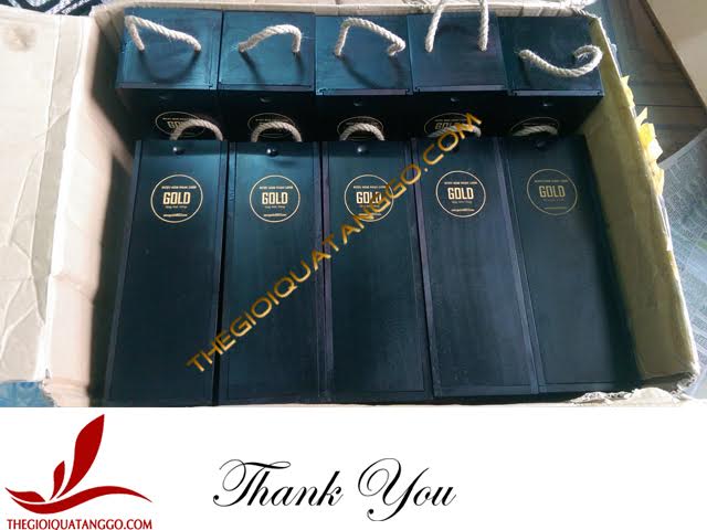 Hộp gỗ đựng rượu được khắc laser logo nhũ vàng rất đẹp mà sang Hộp gỗ đựng rượu được khắc laser logo nhũ vàng rất đẹp mà sang
