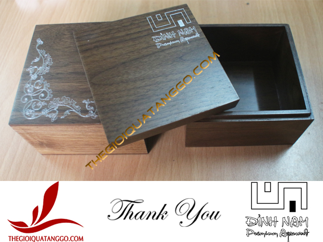 Hộp gỗ walnut khắc laser nhũ bạc của Đỉnh Nam Premium Agarwood