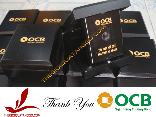 Hộp kỷ niệm chương gỗ gắn đồng tiền vàng khắc laser nhũ vàng của OCB Hộp kỷ niệm chương gỗ gắn đồng tiền vàng khắc laser nhũ vàng của OCB