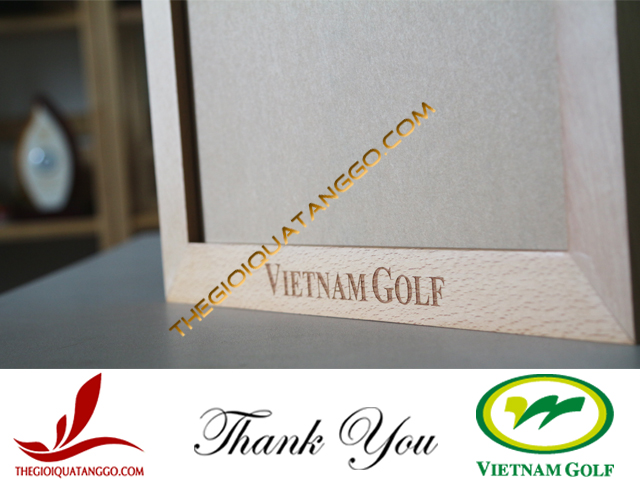 Khung hình gỗ beech treo tường khắc laser logo Vietnam Golf của Công ty Hoa Việt