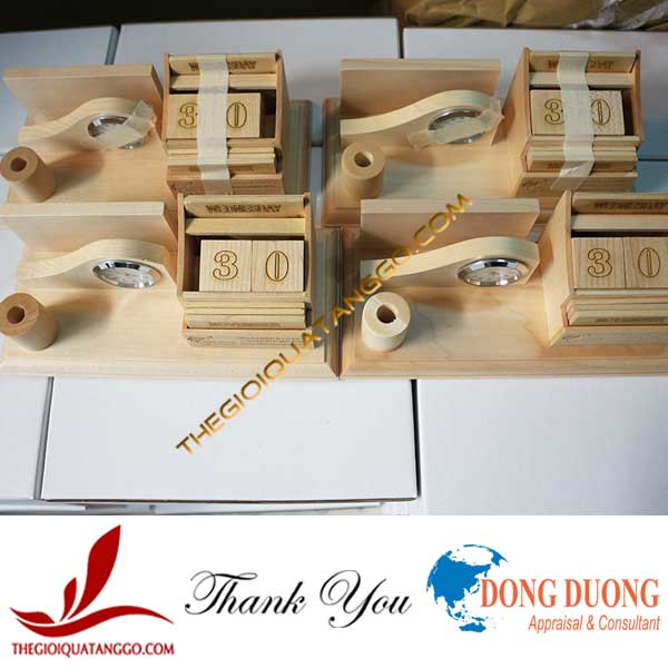 Lịch gỗ để bàn có đồng hồ của Công Ty Tư Vấn Đầu Tư Và Thẩm Định Giá Đông Dương Lịch gỗ để bàn có đồng hồ của Công Ty Tư Vấn Đầu Tư Và Thẩm Định Giá Đông Dương