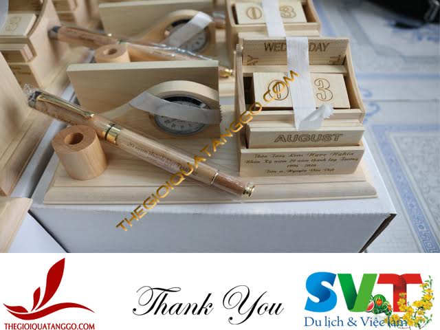 Lịch gỗ để bàn được tích hợp nhiều tính năng trong một sản phẩm Lịch gỗ để bàn được tích hợp nhiều tính năng trong một sản phẩm