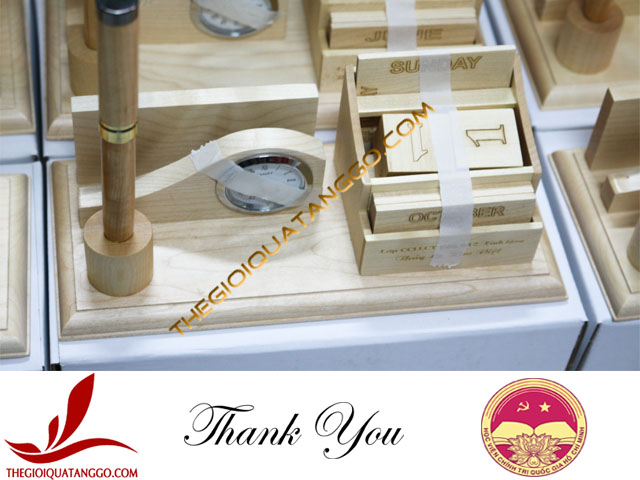 Thông điệp tri ân được khắc laser logo tinh tế, tỉ mỉ Thông điệp tri ân được khắc laser logo tinh tế, tỉ mỉ