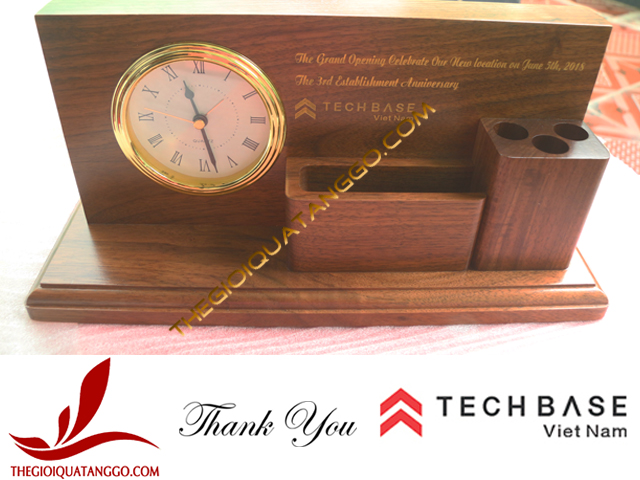 Đồng hồ gỗ kèm lọ cắm bút khắc logo công ty Techbase Việt Nam