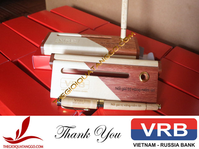 Ngân hàng Liên doanh Việt - Nga (VRB) đặt hộp bút gỗ và bút gỗ làm quà tặng Ngân hàng Liên doanh Việt - Nga (VRB) đặt hộp bút gỗ và bút gỗ làm quà tặng