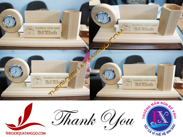 Lọ cắm bút gỗ có đồng hồ và khay đựng name card khắc laser logo của Trường Mầm Non Bé Xinh Lọ cắm bút gỗ có đồng hồ và khay đựng name card khắc laser logo của Trường Mầm Non Bé Xinh